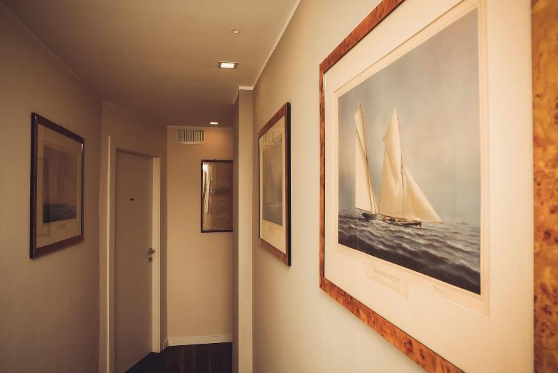B&B H68 อาลัสซิโอ ภายนอก รูปภาพ