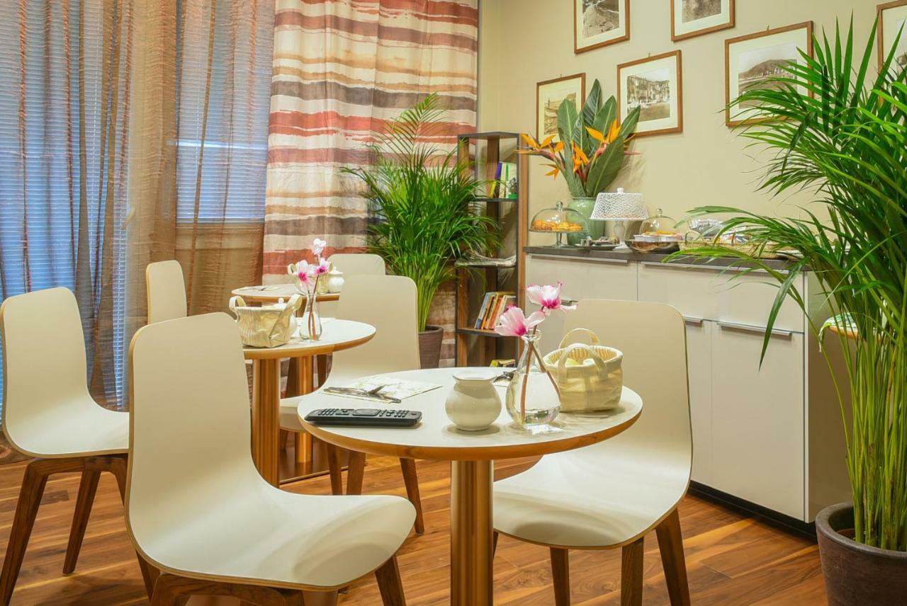 B&B H68 อาลัสซิโอ ภายนอก รูปภาพ